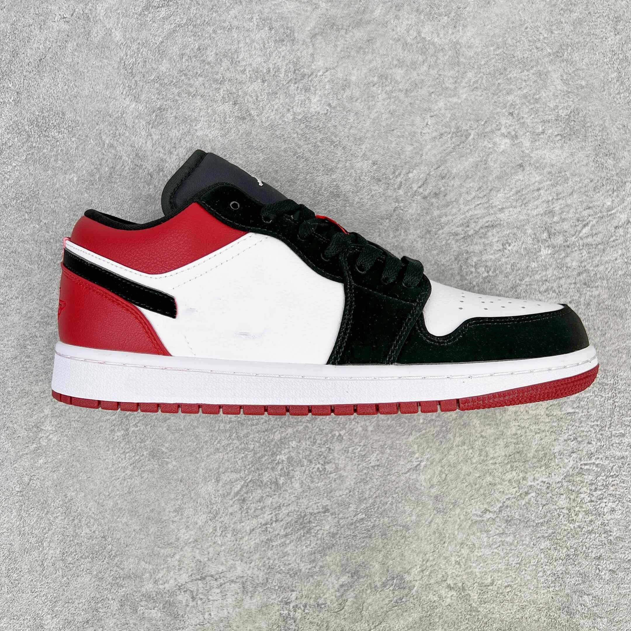 2023 Latest 1s Black Toe Basketball Shoes Jumpman 1 Low White Black-Gym Red Girls Boys Outdoor Designer Sneakers
2023 Latest 1s Black Toe Basketball Shoes Jumpman 1 Low White Black-Gym Red Girls Boys Outdoor Designer Sneakers