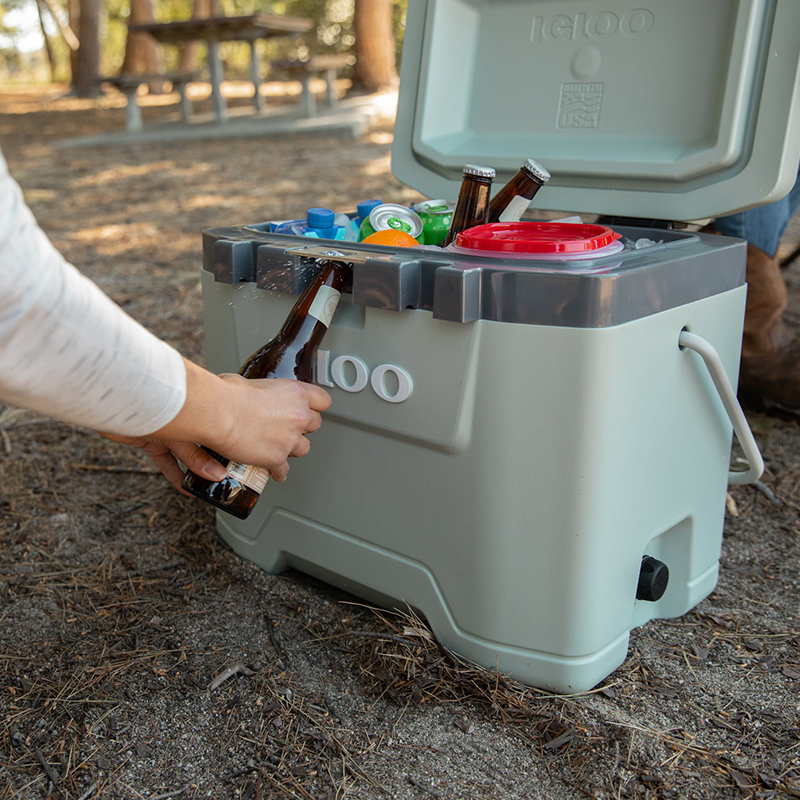 Igloo Overland 25 qt. Ice Chest Cooler Green compass