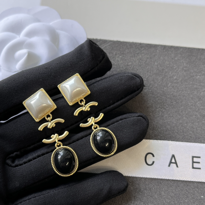 Brand Female Pendant Love Stud Earrings Luxury Brand Designer Senior Stamp Earrings Charm Gifts Jewelry Earrings Classic 18k Gold-plated Couple Accessory With Box
Brand Female Pendant Love Stud Earrings Luxury Brand Designer Senior Stamp Earrings Charm Gifts Jewelry Earrings Classic 18k Gold-plated Couple Accessory With Box
