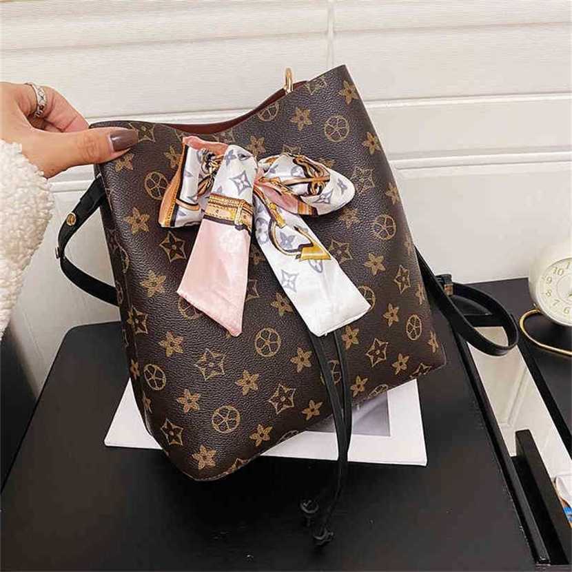 Handbag High quality 2023 new bag Printed bucket women's Korean messenger large capacity portable shoulder bagA4T2, Red7
Handbag High quality 2023 new bag Printed bucket women's Korean messenger large capacity portable shoulder bagA4T2, Red7