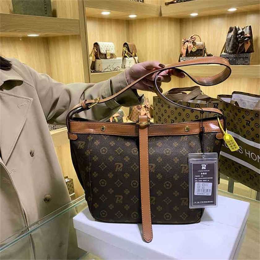 Handbag High quality 2023 new bag Texture women's leisure and old flower shoulder diagonal contrast bucket large capacity handbag, Brown large
Handbag High quality 2023 new bag Texture women's leisure and old flower shoulder diagonal contrast bucket large capacity handbag, Brown large