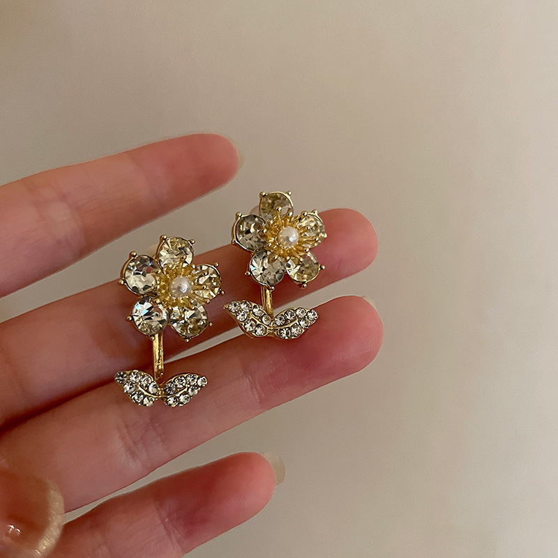 New super fairy zircon flower earrings Japanese and Korean version Temperament simple crystal petal earrings A pair of female earrings
New super fairy zircon flower earrings Japanese and Korean version Temperament simple crystal petal earrings A pair of female earrings