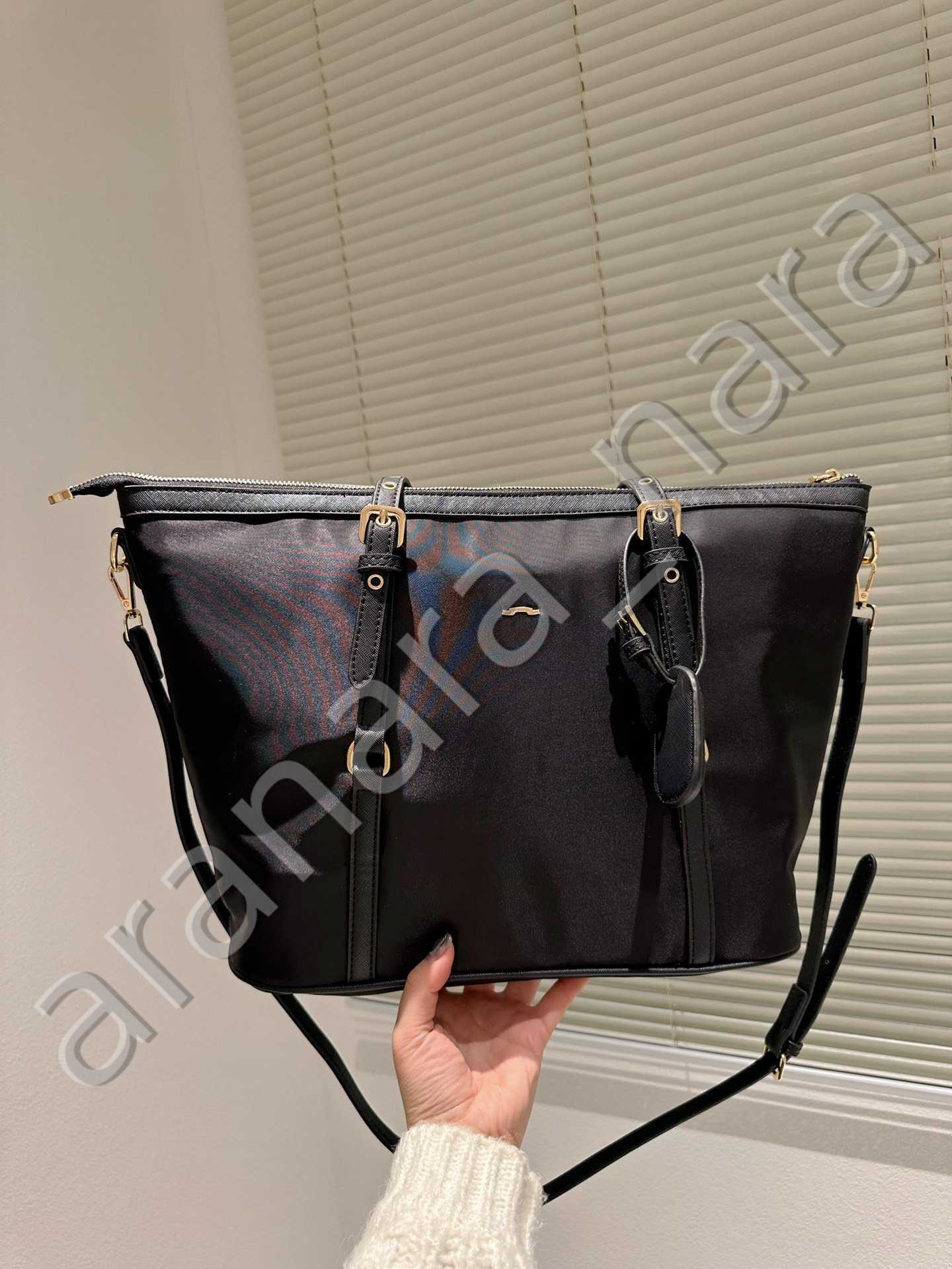The curved design of 22Tote Designer Shopping bag is elegant Fashion Enchase Temperament Designer Handbags Bags Wallet Saddles Bag Totes Crossbody Discount, Welcome to purchase
The curved design of 22Tote Designer Shopping bag is elegant Fashion Enchase Temperament Designer Handbags Bags Wallet Saddles Bag Totes Crossbody Discount, Welcome to purchase