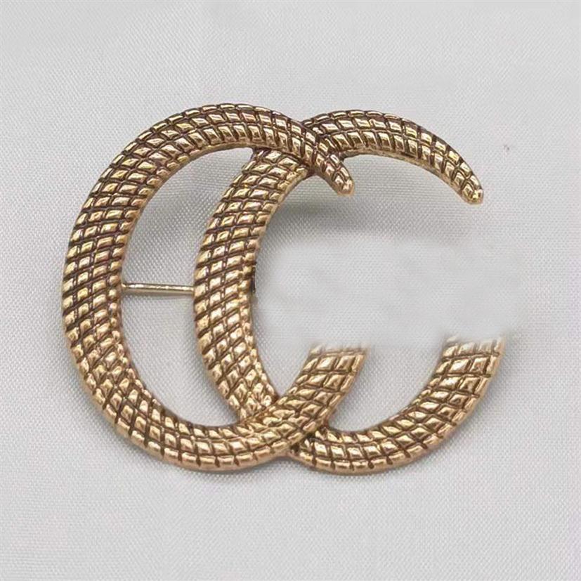 Brand Luxurys Design Diamond Brooch Women Crystal Rhinestone Pearl Letters Brooches Suit Pin Fashion Jewelry Clothing Decoration High Q341Y
Brand Luxurys Design Diamond Brooch Women Crystal Rhinestone Pearl Letters Brooches Suit Pin Fashion Jewelry Clothing Decoration High Q341Y