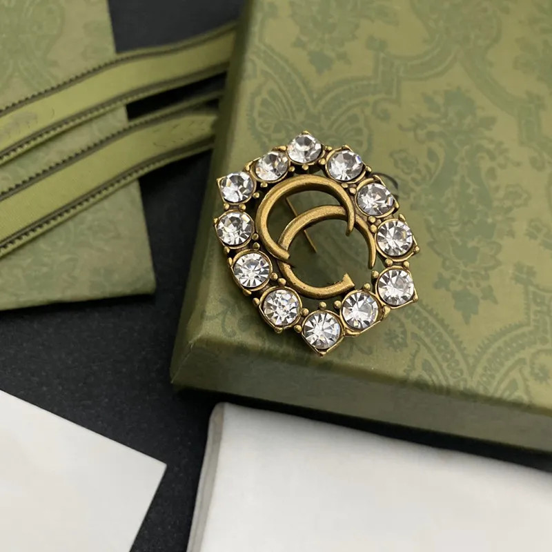 With BOX Luxury Fashion Letter Designer Womens Brooches Pins Brand Gold Double G Brooch Pin Suit Dress For Lady Specifications Designer Jewelry
With BOX Luxury Fashion Letter Designer Womens Brooches Pins Brand Gold Double G Brooch Pin Suit Dress For Lady Specifications Designer Jewelry