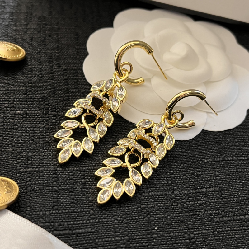 18K Gold Stamp Charm Earrings Luxury Designer Stud Earrings Popular Vintage Style Jewelry Design For Womens Celtic Luxury Wedding Party Accessories With Gift Box
18K Gold Stamp Charm Earrings Luxury Designer Stud Earrings Popular Vintage Style Jewelry Design For Womens Celtic Luxury Wedding Party Accessories With Gift Box