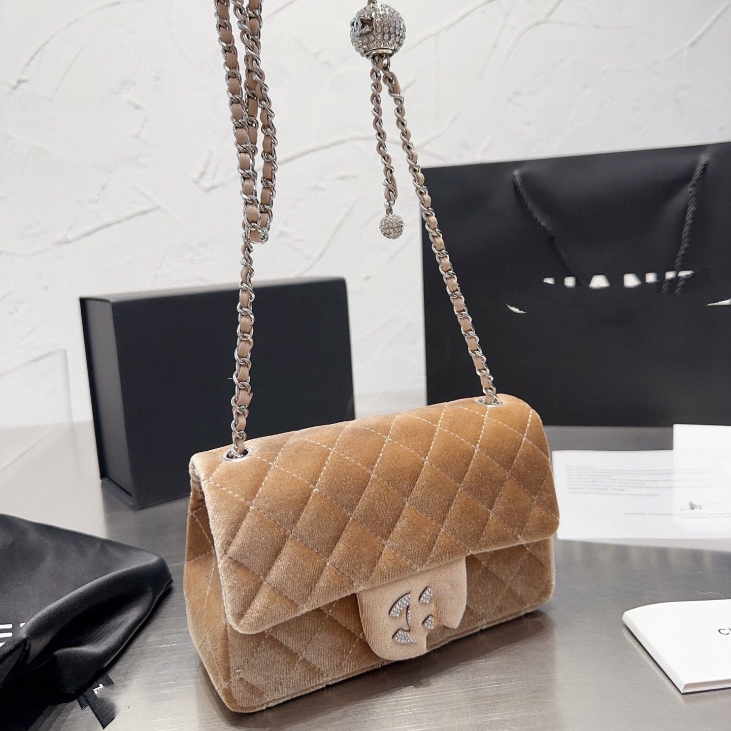 Designer bags Black Pearl Handle Clutch Black and gold color big portable one-shoulder crossbody 12CM
Designer bags Black Pearl Handle Clutch Black and gold color big portable one-shoulder crossbody 12CM