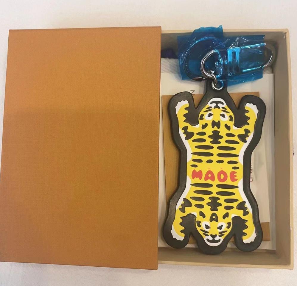 2023 Exclusive new fashion high quality men's and women's leather yellow tiger keyring
2023 Exclusive new fashion high quality men's and women's leather yellow tiger keyring