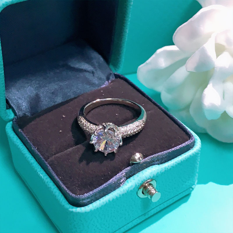 Designer Rings Fashion Jewelry Ladies Casual Single Diamond Ring Gift Wedding Party Use
Designer Rings Fashion Jewelry Ladies Casual Single Diamond Ring Gift Wedding Party Use