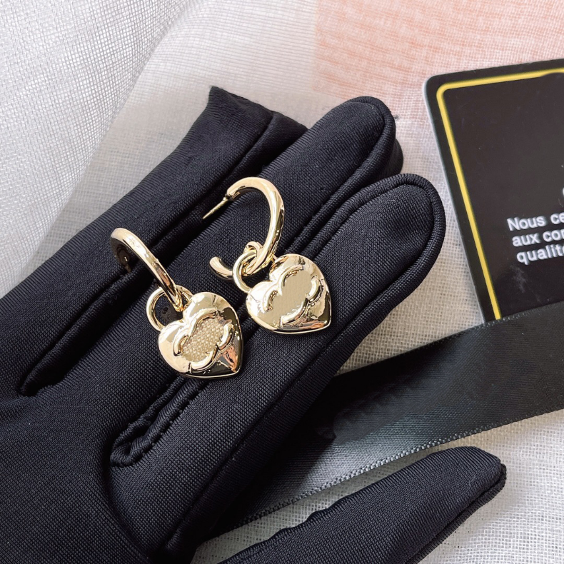 18k Gold Stamp Earrings Stud Luxury Earrings Fashion Womens Circle Love Earring Designer Jewelry Exquisite Senior Accessories Gifts Lovers With Box Popular Brand
18k Gold Stamp Earrings Stud Luxury Earrings Fashion Womens Circle Love Earring Designer Jewelry Exquisite Senior Accessories Gifts Lovers With Box Popular Brand