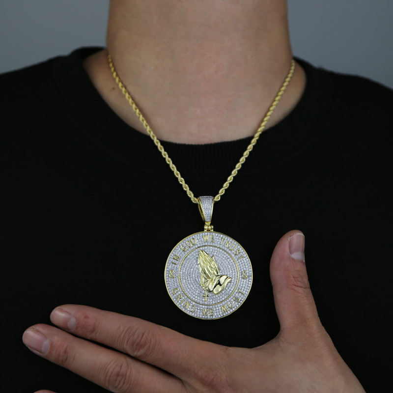 Iced-Out In God We Trust Gold-Plated Pendant with Rope Chain for Men - 2024 Collection dh5727163