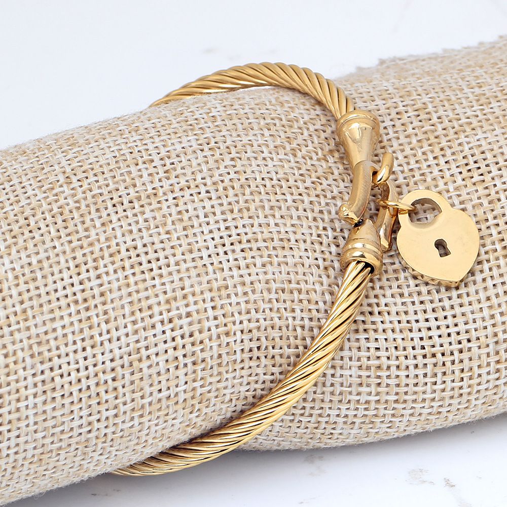 17 Style Elegant Gold and Silver Lock Bracelet Fashion Womens Letter Pendant Clover Bracelet Wedding Special Design Jewelry Quality Never Fade
17 Style Elegant Gold and Silver Lock Bracelet Fashion Womens Letter Pendant Clover Bracelet Wedding Special Design Jewelry Quality Never Fade