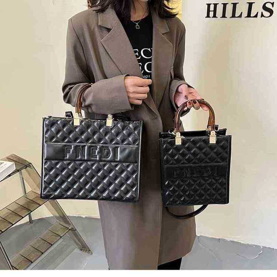 2023 New Luxury High Quality Fashion Bag texture portable tote trend versatile Messenger Bag1T42High, Black large size
2023 New Luxury High Quality Fashion Bag texture portable tote trend versatile Messenger Bag1T42High, Black large size