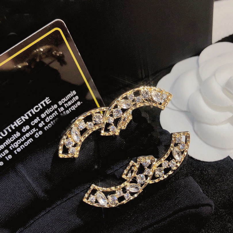 Fashion Women Couple Love Pins Brooch Designer Luxury Brand Brooch Pearl Diamond Letter Brooch Gift Couple Family Accessories With Box
Fashion Women Couple Love Pins Brooch Designer Luxury Brand Brooch Pearl Diamond Letter Brooch Gift Couple Family Accessories With Box