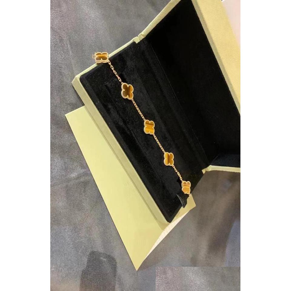 Charm Bracelets 2023 Luxury Brand Van Clover Designer Bracelet 18K Gold Love Bangle 4 Leaf Clovers Shining Crystal Diamond Party Dro Dhrnq
Charm Bracelets 2023 Luxury Brand Van Clover Designer Bracelet 18K Gold Love Bangle 4 Leaf Clovers Shining Crystal Diamond Party Dro Dhrnq