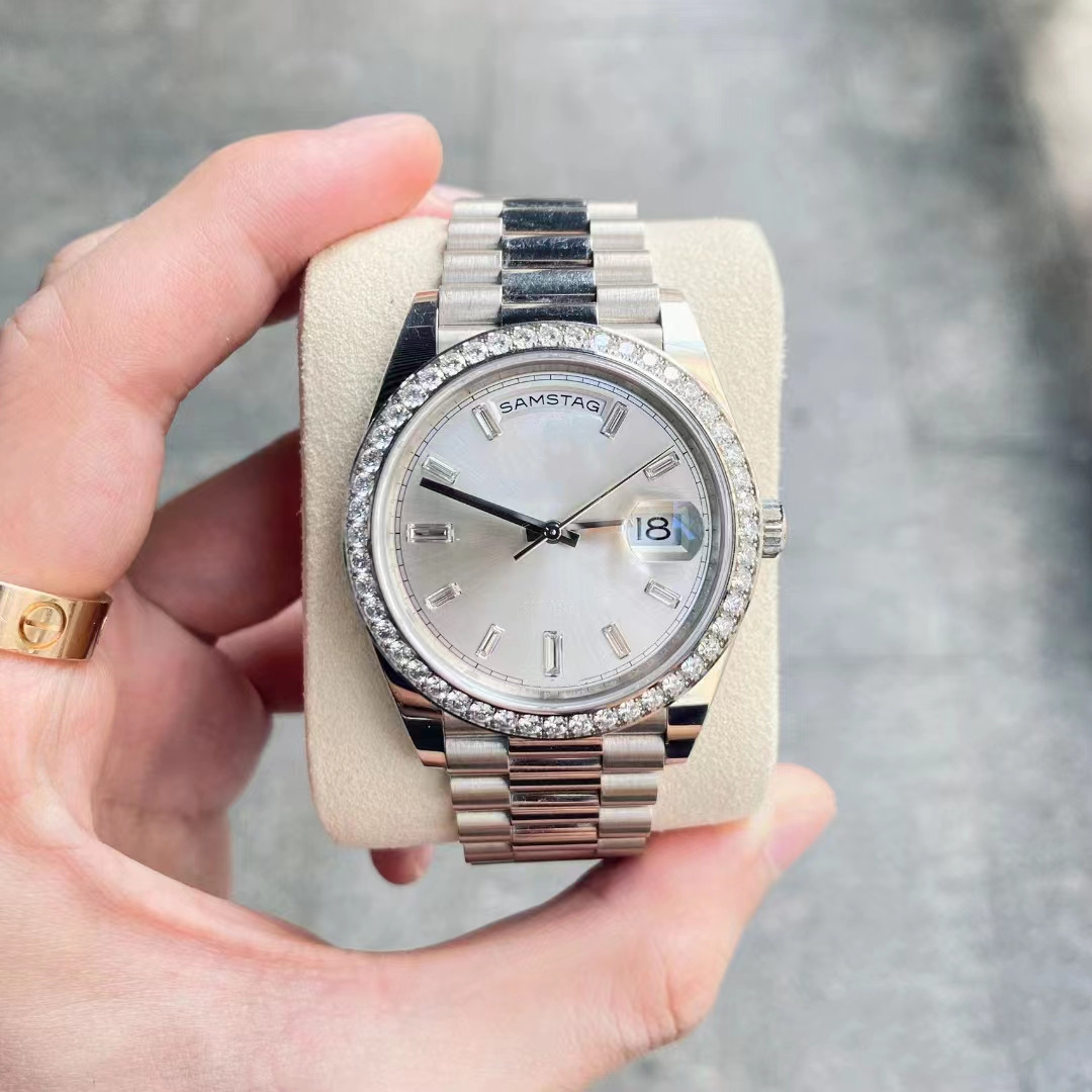 Men's watch designer watch inlaid with diamond waterproof 50M M228349 white 40MM sapphire holiday gift with original box certificate, Tool
Men's watch designer watch inlaid with diamond waterproof 50M M228349 white 40MM sapphire holiday gift with original box certificate, Tool