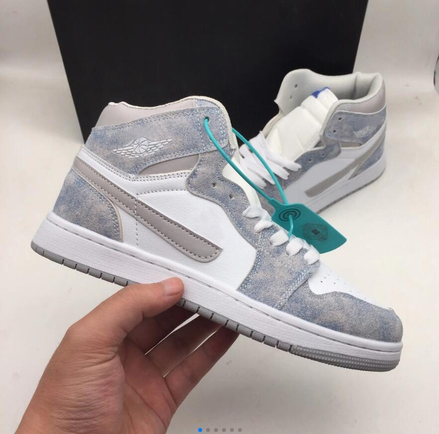 jumpman 1 High OG Hyper Royal Basketball Shoes 1s Men Women Sneakers High quality 555088 402, Silver
jumpman 1 High OG Hyper Royal Basketball Shoes 1s Men Women Sneakers High quality 555088 402, Silver