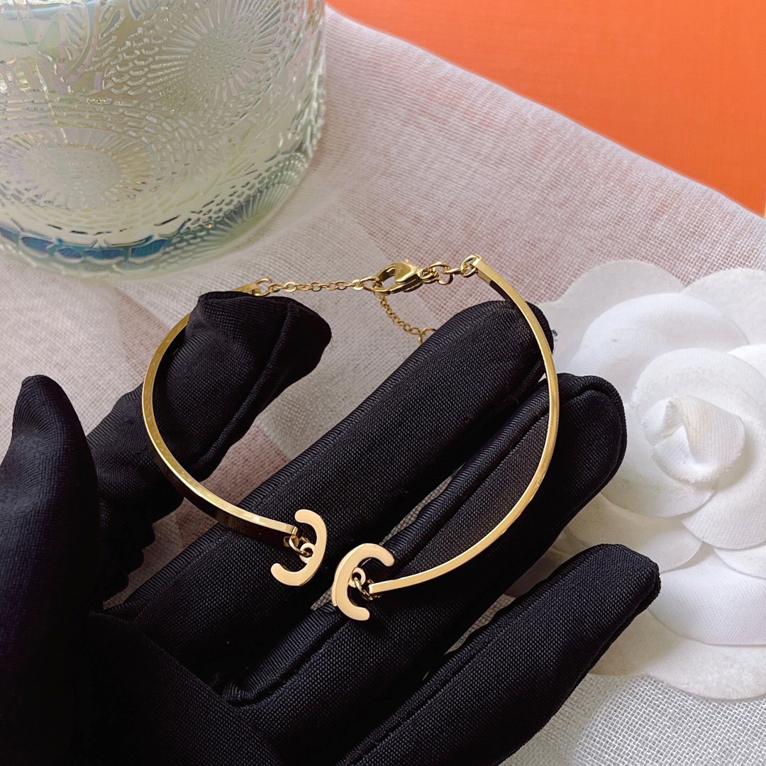 Wo'me Bracelets 18K Gold Bangle Brand Designer New Jewelry Crystal Classic Design Stainless steel Lovers Gift Bangles Mens Bracelet Popular Couple Accessories S342
Wo'me Bracelets 18K Gold Bangle Brand Designer New Jewelry Crystal Classic Design Stainless steel Lovers Gift Bangles Mens Bracelet Popular Couple Accessories S342