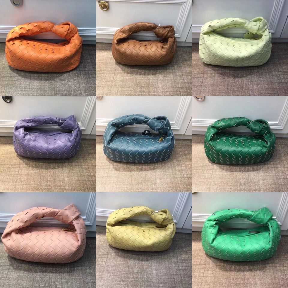 Cow horn bag women 2022 cowhide new bv cloud leather hand woven armpit advanced feeling hand
Cow horn bag women 2022 cowhide new bv cloud leather hand woven armpit advanced feeling hand