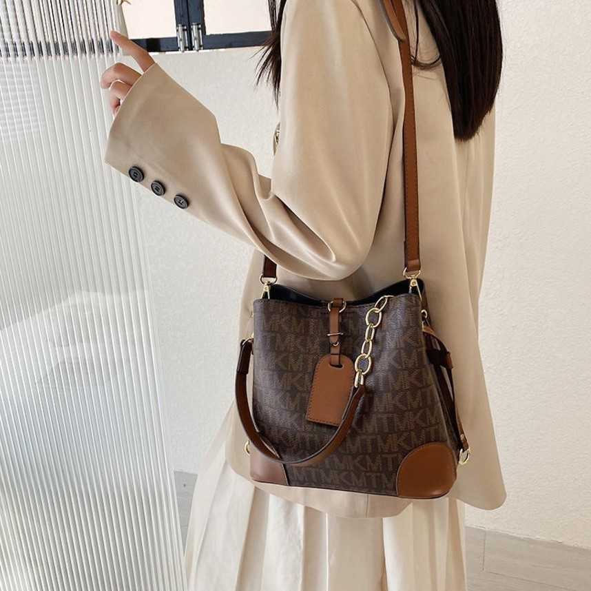 Female Bags 2023 High Quality Autumn Winter Bucket Shoulder Simple Handheld Straddle Underarm Bag Women Ladies Crossbody Tote Handbags for Women, Brown4
Female Bags 2023 High Quality Autumn Winter Bucket Shoulder Simple Handheld Straddle Underarm Bag Women Ladies Crossbody Tote Handbags for Women, Brown4