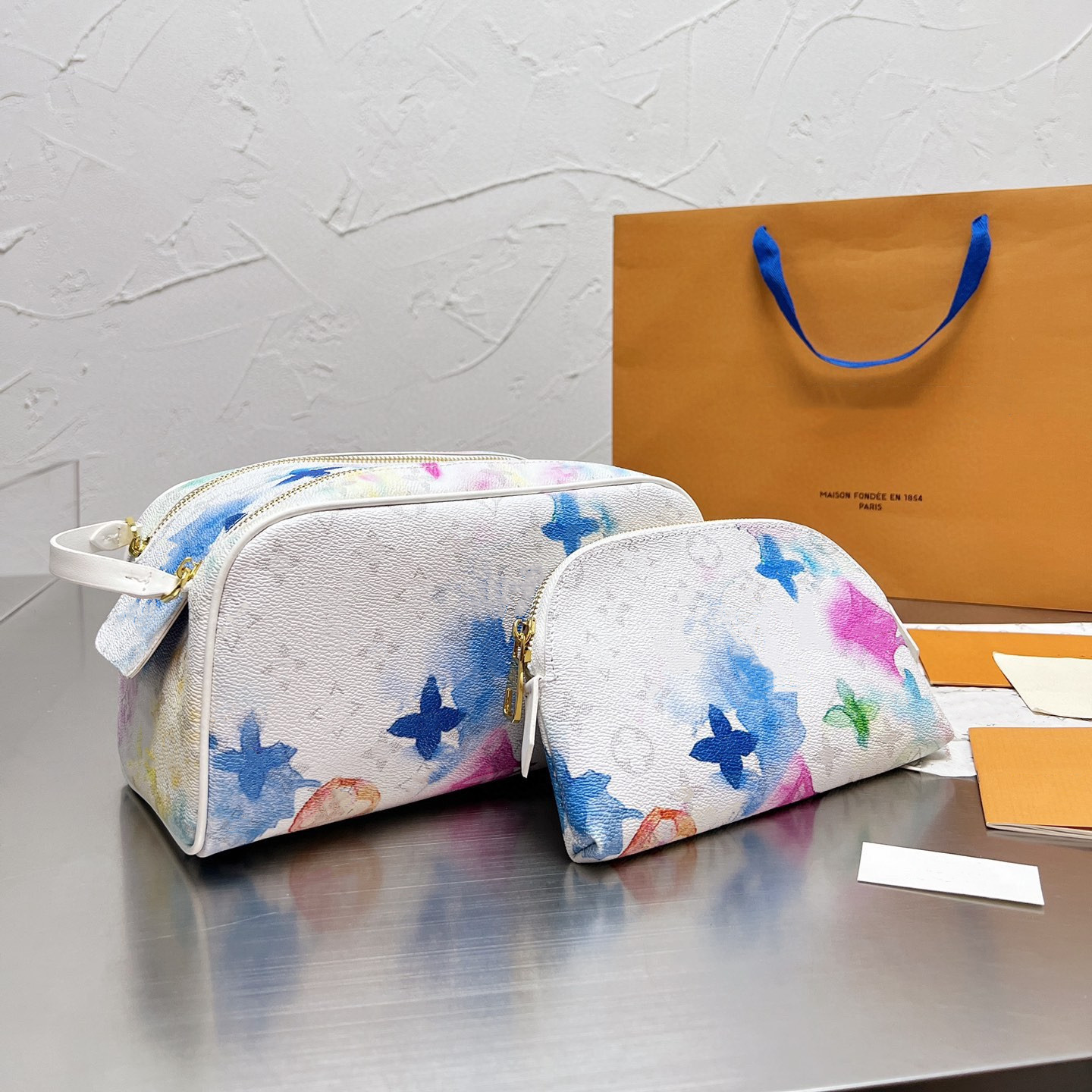 CC DOPP KIT TOILET POUCH Designer Makeup Bag Leather Toiletry large capacity cosmetics bag Fashion women Make Up Travel Handbags Purses 
CC DOPP KIT TOILET POUCH Designer Makeup Bag Leather Toiletry large capacity cosmetics bag Fashion women Make Up Travel Handbags Purses