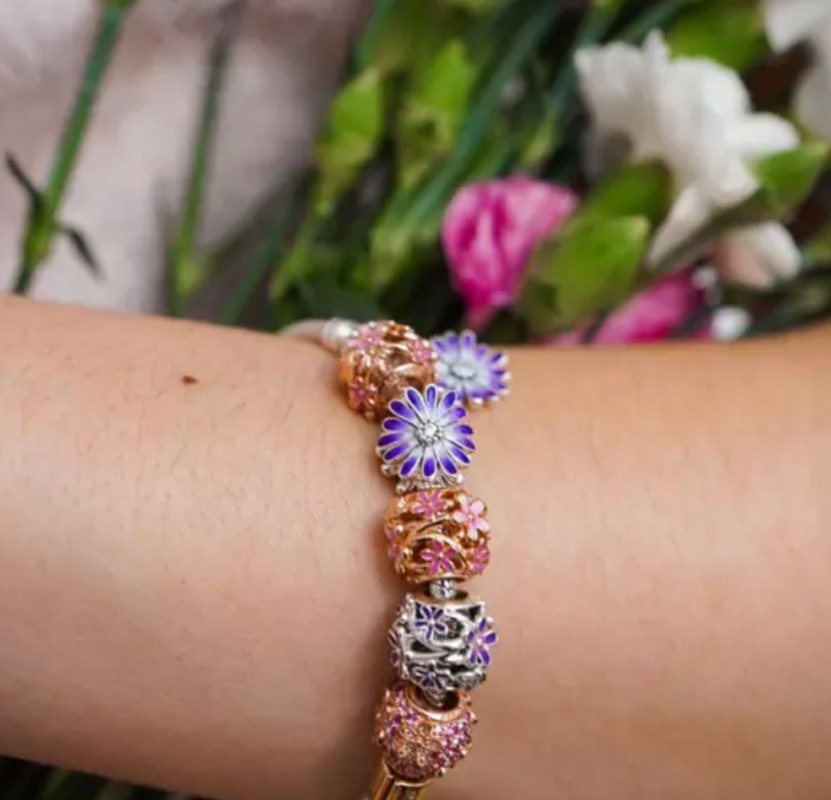 The New Popular 925 Sterling Silver Classic Purple Pink Pink Daisy Flower Hanging Charm Pearl DIY Gift Jewelry Is Suitable For Primitive Bracelets Fem