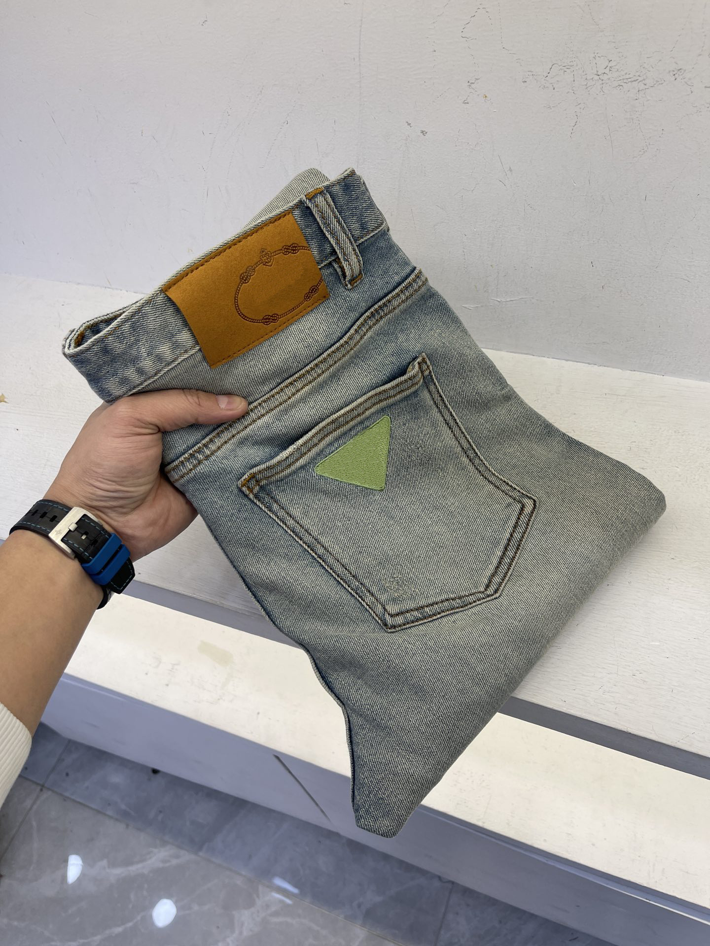 2023 retro style mens jeans fashion embroidery hole design simple and comfortable material top designer jeans, Light blue
2023 retro style mens jeans fashion embroidery hole design simple and comfortable material top designer jeans, Light blue