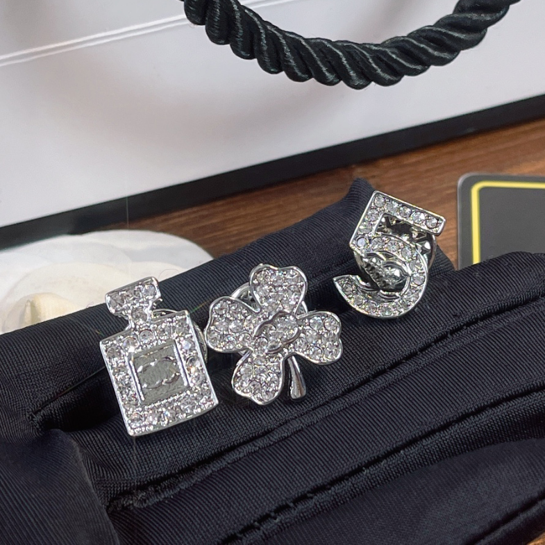 Sliver Plated Diamond Stamp Brooches Women Letter Jewelry Pin Brooch Desinger Celtic Vintage Broochs Fashion lovers Wedding party Dress Accessories Gift With Box
Sliver Plated Diamond Stamp Brooches Women Letter Jewelry Pin Brooch Desinger Celtic Vintage Broochs Fashion lovers Wedding party Dress Accessories Gift With Box
