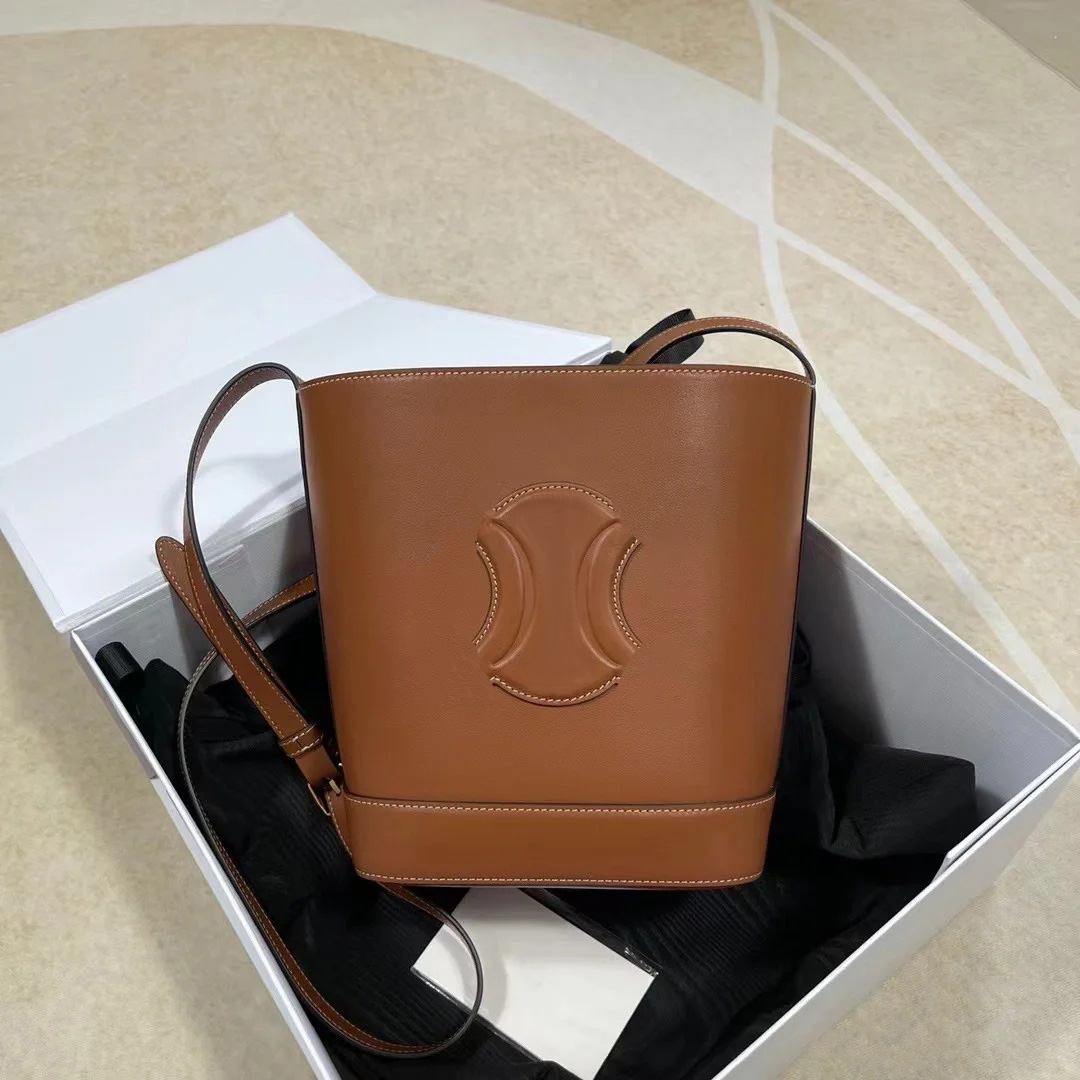 Fashion classic Bucket Bag Designer luxury Crossbody Bag Tramp Pull String Handbag Leather stylish women men's Weekend Triumph Simple shoulder bag Pocket sling, Black
Fashion classic Bucket Bag Designer luxury Crossbody Bag Tramp Pull String Handbag Leather stylish women men's Weekend Triumph Simple shoulder bag Pocket sling, Black