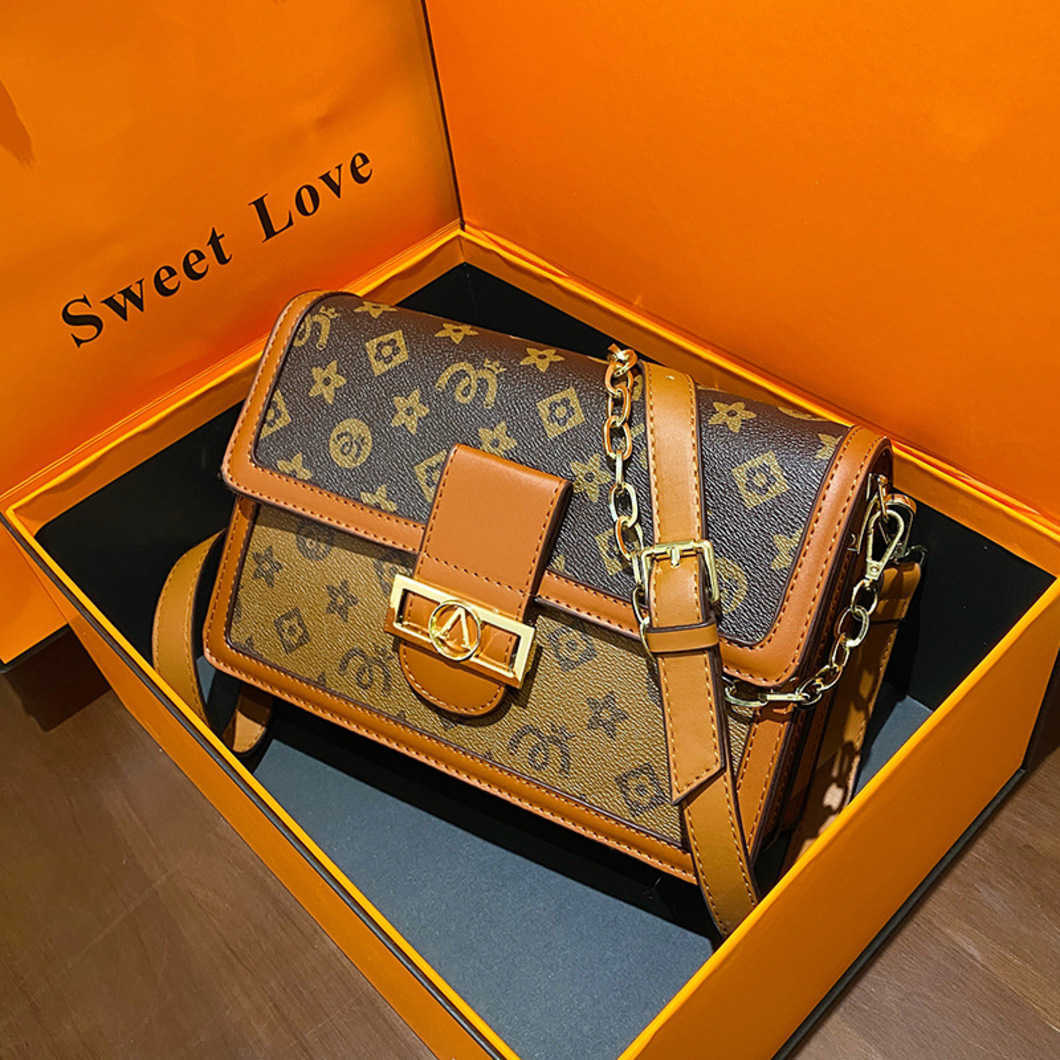 New fashion bag wholesale market autumn and new women's star same small square flip chain Single Shoulder Messenger BagHigh, Brown 1
New fashion bag wholesale market autumn and new women's star same small square flip chain Single Shoulder Messenger BagHigh, Brown 1