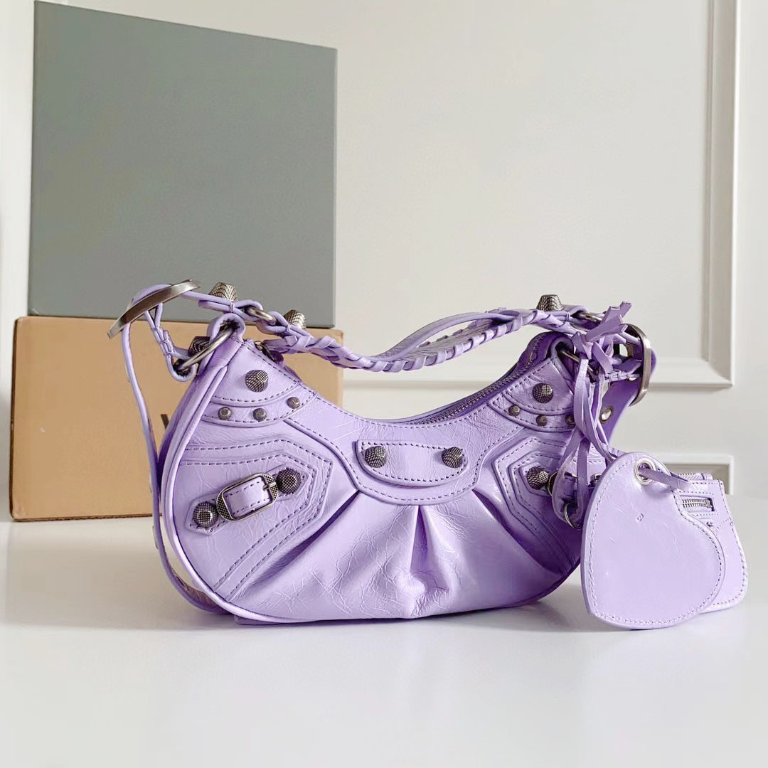 Designer handbag purple leather Le Cagole half crescent alar make dumplings bag locomotive bag fashion single shoulder bag, Black silver buckle
Designer handbag purple leather Le Cagole half crescent alar make dumplings bag locomotive bag fashion single shoulder bag, Black silver buckle