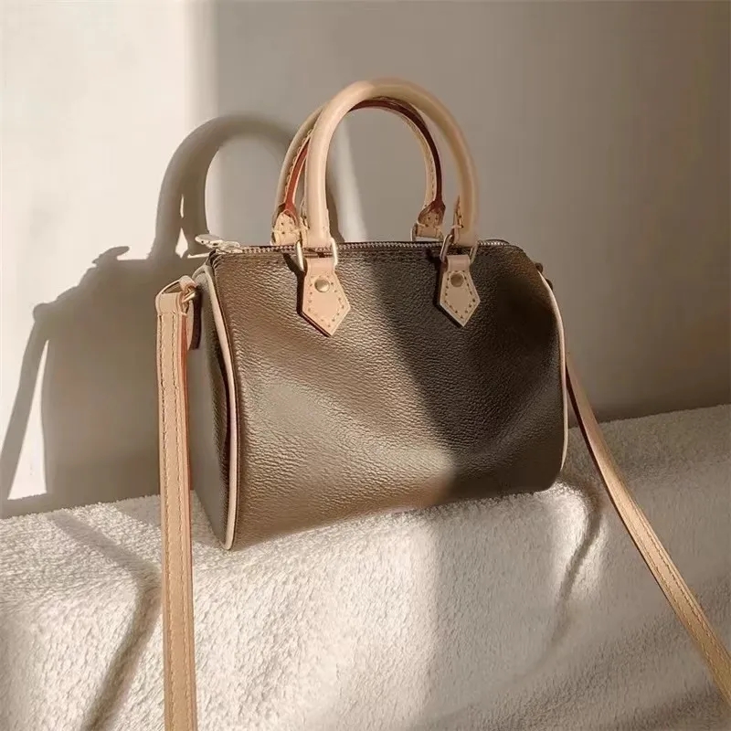 Classic women genuine leather shoulder bags ladies handbag large capacity Cross body fashion luxury designer bag, Customize
Classic women genuine leather shoulder bags ladies handbag large capacity Cross body fashion luxury designer bag, Customize