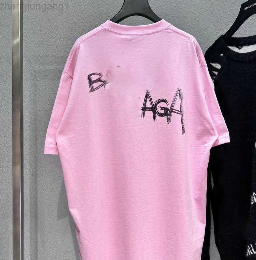 23SSS Designer Balencigas Women T Shirt Paris Classic Front And Back Scrawled Cotton Round Neck Short Sleeve Loose Large Men's Purple Taro Initials Black Pink, White 1
23SSS Designer Balencigas Women T Shirt Paris Classic Front And Back Scrawled Cotton Round Neck Short Sleeve Loose Large Men's Purple Taro Initials Black Pink, White 1