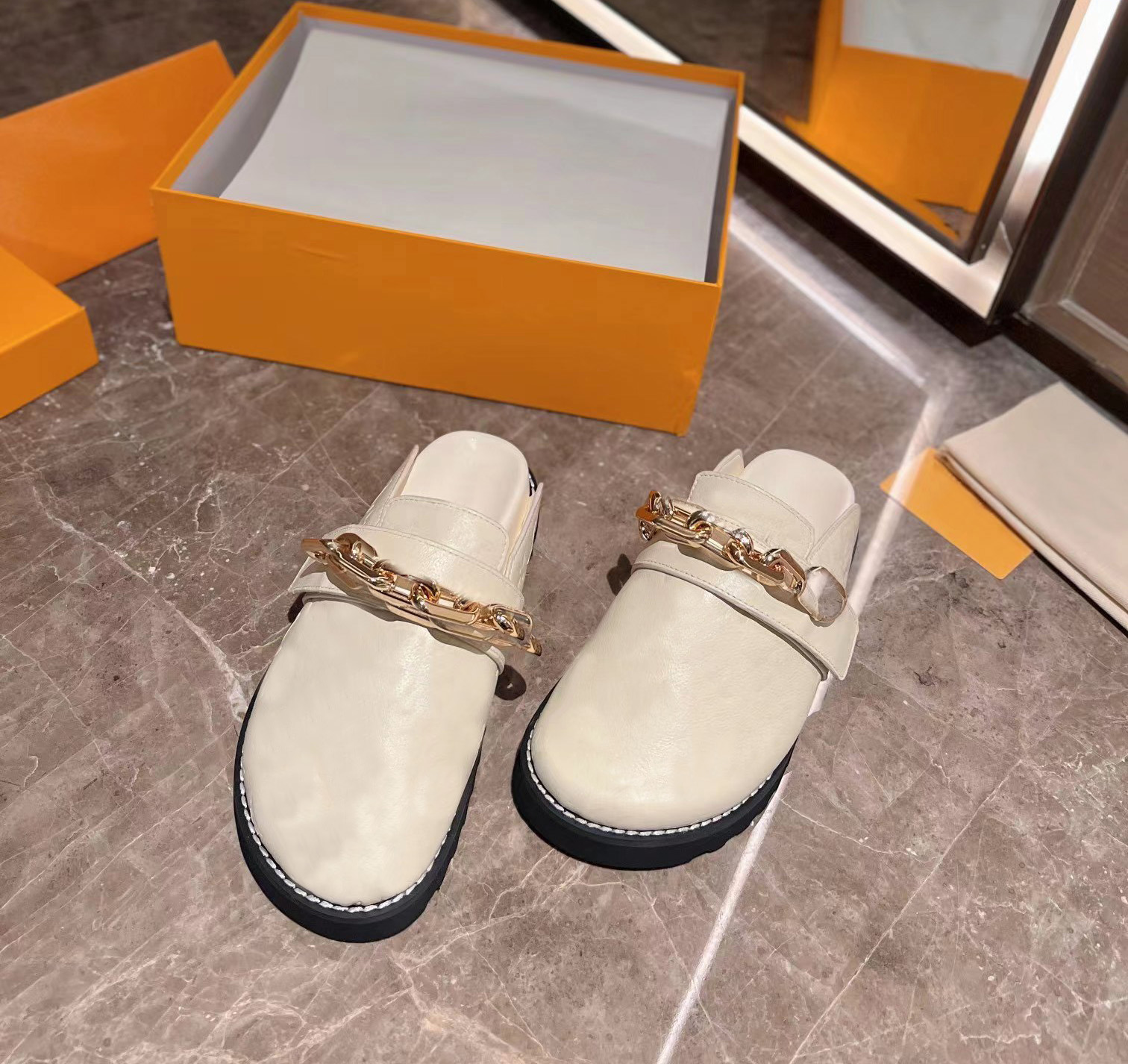 2023 Slippers Beach Sandals Lazy Shoes Lovers Scuffs Designer Trainers New Leather Bag Head Pull Female Male Summer, White
2023 Slippers Beach Sandals Lazy Shoes Lovers Scuffs Designer Trainers New Leather Bag Head Pull Female Male Summer, White