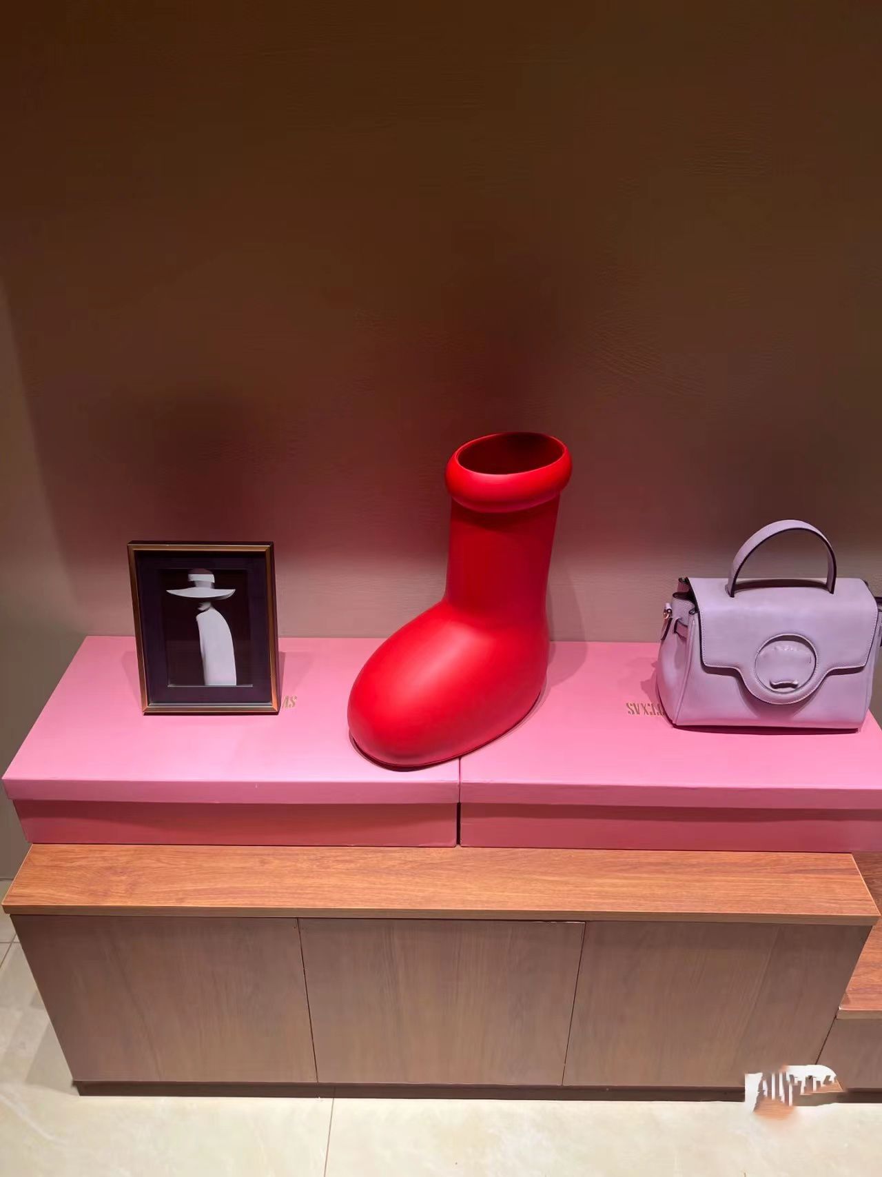 2023 MSCHF Men Women Rain Boots Designers big red boot Thick Bottom Non-Slip Booties Rubber Platform Bootie Fashion astro boy size 35-45 WMZ
2023 MSCHF Men Women Rain Boots Designers big red boot Thick Bottom Non-Slip Booties Rubber Platform Bootie Fashion astro boy size 35-45 WMZ