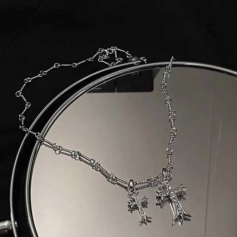 Designer Pendant Ch Necklace Heart Women's Female Decoration Luxury Jewelry Accessories Girl Collarbone Chromes Double Cross Pendants Neckchain Brand Gift Poke
Designer Pendant Ch Necklace Heart Women's Female Decoration Luxury Jewelry Accessories Girl Collarbone Chromes Double Cross Pendants Neckchain Brand Gift Poke