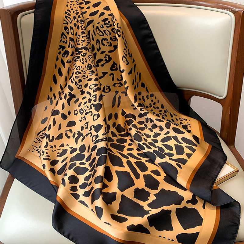 Scarves Luxury Small Square Towel Fashion 70X70CM Dustproof Kerchief Autumn Female Sunscreen Silk Leopard Print ShawlsScarves
Scarves Luxury Small Square Towel Fashion 70X70CM Dustproof Kerchief Autumn Female Sunscreen Silk Leopard Print ShawlsScarves