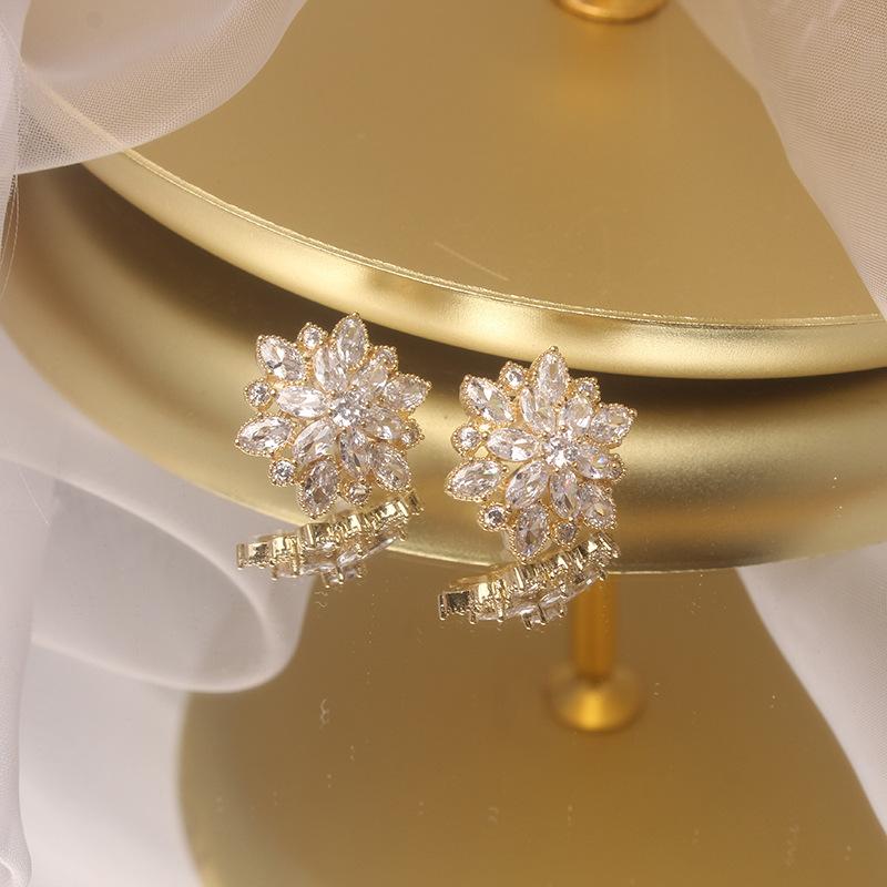 Stud Earrings Korean Design Fashion Jewelry Exquisite Copper Inlay Zircon Shiny Flower Prom
Stud Earrings Korean Design Fashion Jewelry Exquisite Copper Inlay Zircon Shiny Flower Prom