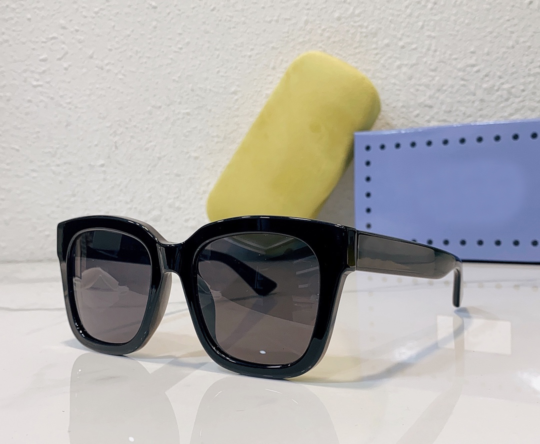 1338 Square Sunglasses Black Grey Lens Women Shades Glasses Designers Sunglasses Sunnies Shades Occhiali da sole UV400 Protection Eyewear with Box
1338 Square Sunglasses Black Grey Lens Women Shades Glasses Designers Sunglasses Sunnies Shades Occhiali da sole UV400 Protection Eyewear with Box