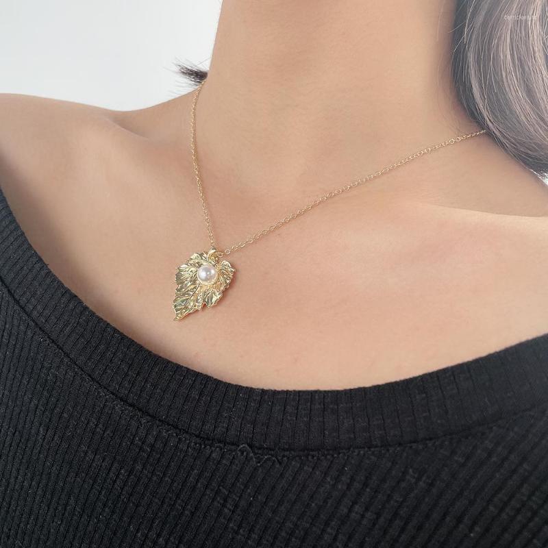 Pendant Necklaces In Fashion Niche Design Pearl Leaf Necklace Dangle Earring Set Choker Sweater Chain For Women
Pendant Necklaces In Fashion Niche Design Pearl Leaf Necklace Dangle Earring Set Choker Sweater Chain For Women