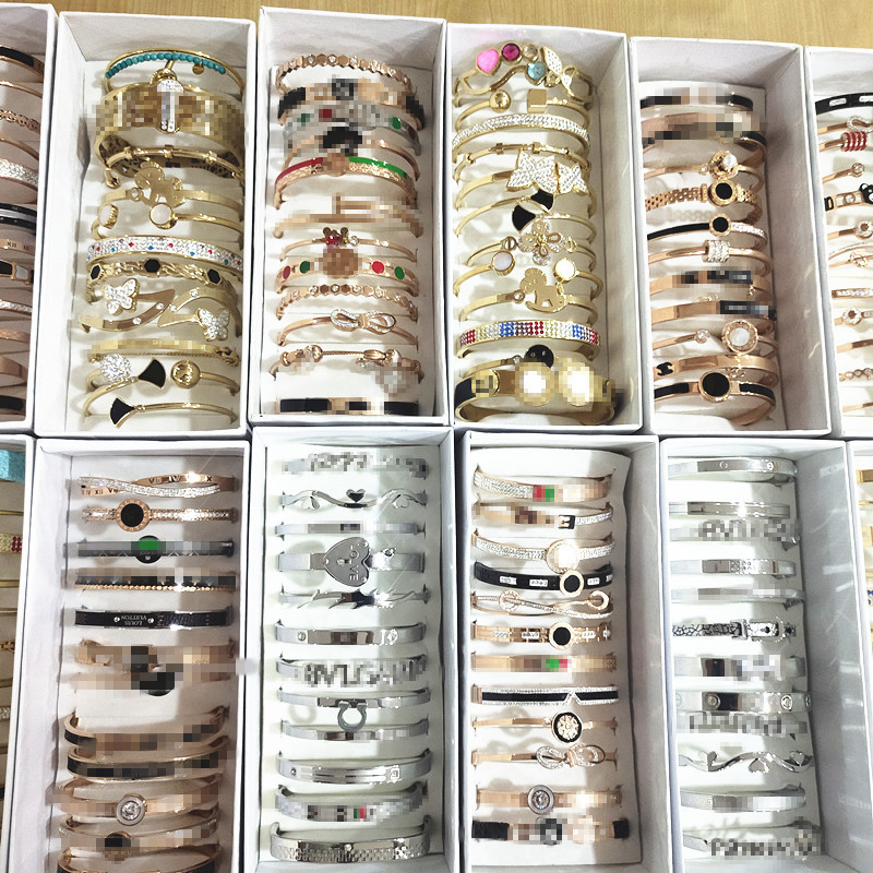 Bangle High quality bracelet Luxury brand Batch mixed wholesale of 5 pieces of mixed goods floor price Silver Love Jewelry Women Mens Bracelets
Bangle High quality bracelet Luxury brand Batch mixed wholesale of 5 pieces of mixed goods floor price Silver Love Jewelry Women Mens Bracelets