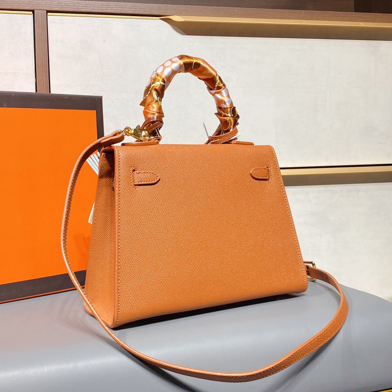 Luxurys Designers Bags 2021 handbag Top Quality woman Version Berkin classic Ladies Chain Gold Silver Buckle Leather shoulder Female fashion designer_bag992, H1
Luxurys Designers Bags 2021 handbag Top Quality woman Version Berkin classic Ladies Chain Gold Silver Buckle Leather shoulder Female fashion designer_bag992, H1