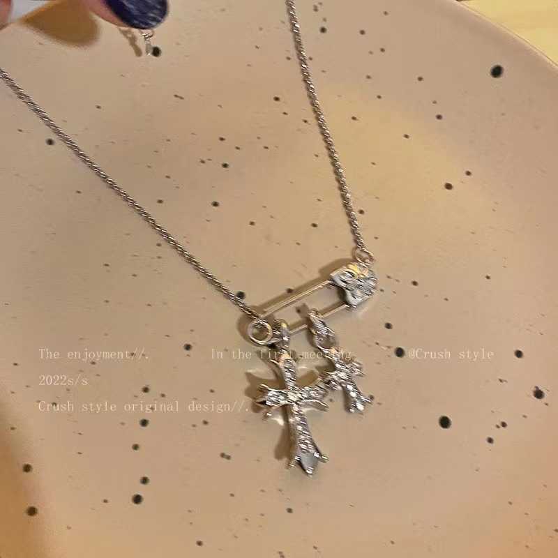 Designer Pendant Ch Necklace Heart Women's New Zircon Red Light Luxury Jewelry Small High-grade Collar Chain Chromes Double Cross Neckchain GiftEPHB
Designer Pendant Ch Necklace Heart Women's New Zircon Red Light Luxury Jewelry Small High-grade Collar Chain Chromes Double Cross Neckchain GiftEPHB