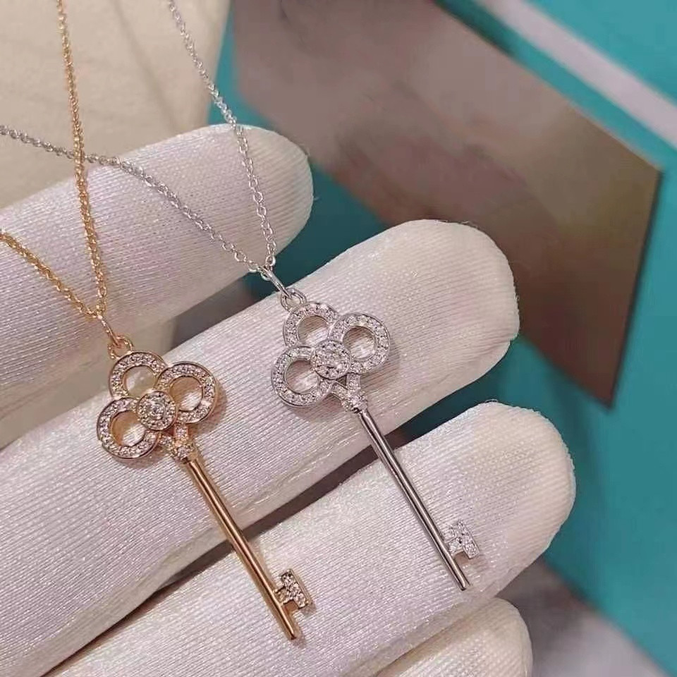 Rose Gold Necklace Female Heart Crown Key Sweater Mosonite Pendant Color Gold Lock Bone Chain
Rose Gold Necklace Female Heart Crown Key Sweater Mosonite Pendant Color Gold Lock Bone Chain