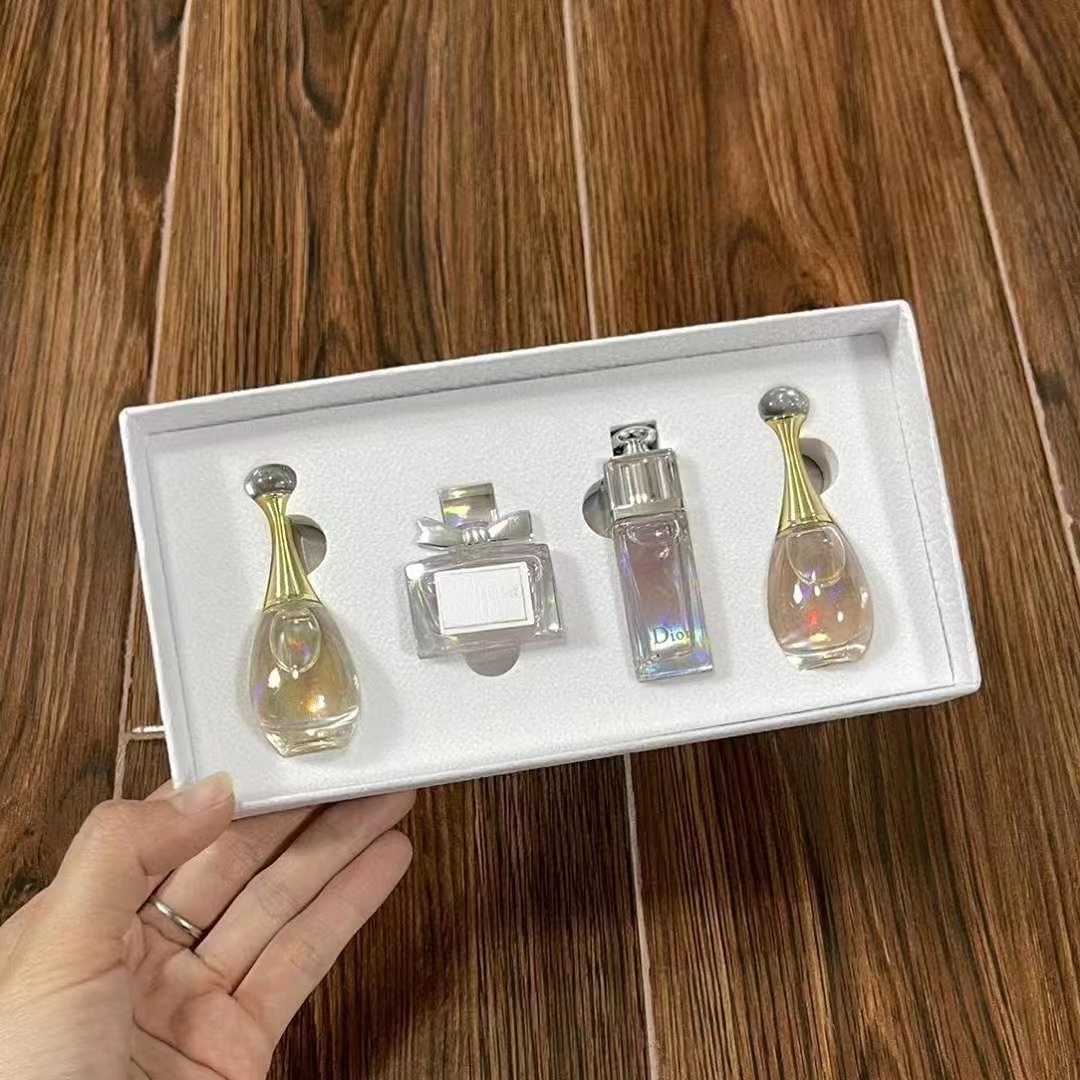 Four-piece set of women's perfume long-lasting gift box women's perfume glass bottle spray bottle
Four-piece set of women's perfume long-lasting gift box women's perfume glass bottle spray bottle