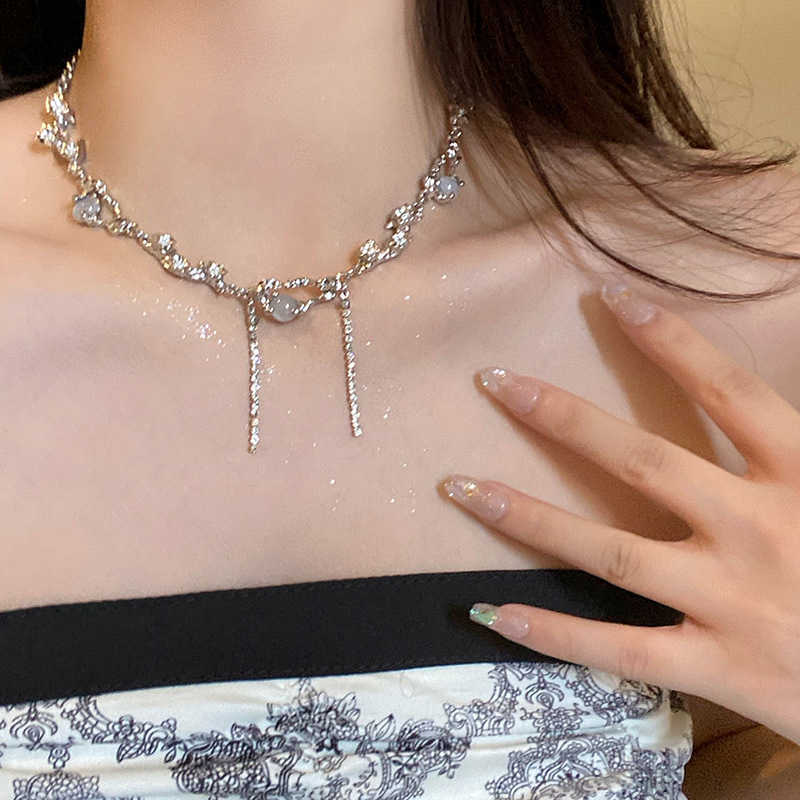 White Moonlight Tassel Zircon Necklace Women's Ins Small Set High-grade Collar Chain Accessories
White Moonlight Tassel Zircon Necklace Women's Ins Small Set High-grade Collar Chain Accessories