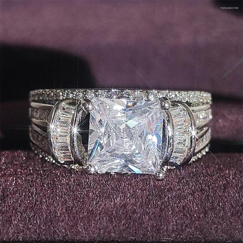 Wedding Rings 2023 Luxury Princess Silver Color Designer Engagement Ring For Women Anniversary Gift Jewelry Wholesale R6427
Wedding Rings 2023 Luxury Princess Silver Color Designer Engagement Ring For Women Anniversary Gift Jewelry Wholesale R6427
