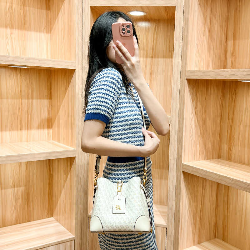 Brand Shoulder Bags for 2023 Women's Large Capacity Bucket Bag Small White New Quality Handbags Purses Female
Brand Shoulder Bags for 2023 Women's Large Capacity Bucket Bag Small White New Quality Handbags Purses Female