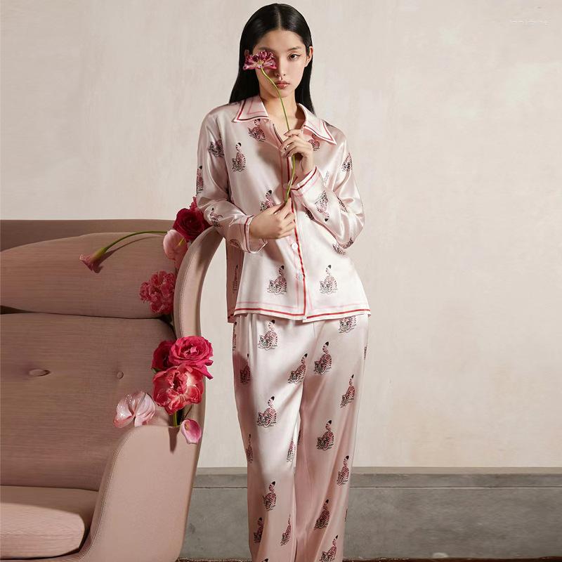 Women' Sleepwear Pink Tiger Satin Smooth Pajamas For Women Long Sleeved Trousers Home Clothes Cartoon Loungewear Sexy Nightwear Two Piece
Women' Sleepwear Pink Tiger Satin Smooth Pajamas For Women Long Sleeved Trousers Home Clothes Cartoon Loungewear Sexy Nightwear Two Piece