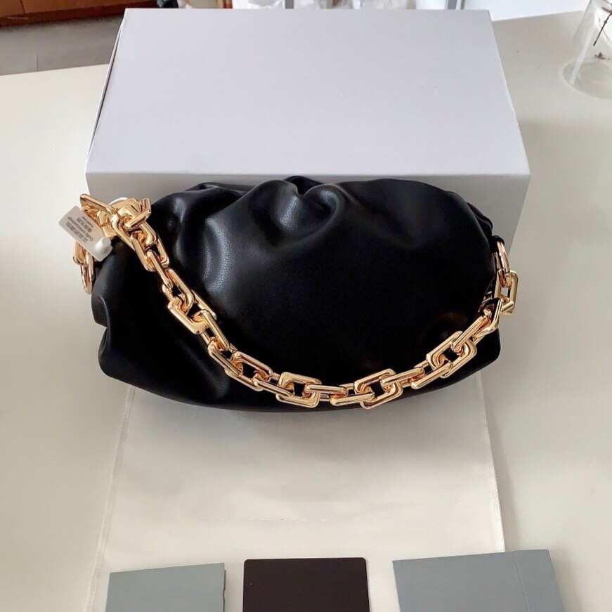 2023 Italian Luxury Design Pillow Bag Elegant Contracted Soft Square Ring Chain Shoulder Girdle Fair Maiden Armpit Package designer_bag992, Black
2023 Italian Luxury Design Pillow Bag Elegant Contracted Soft Square Ring Chain Shoulder Girdle Fair Maiden Armpit Package designer_bag992, Black